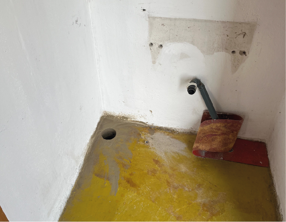 pak jsme prováděli jádrové vrtání průchodů pro potrubí skrz stěnu a strop kamenného sklepa chaty